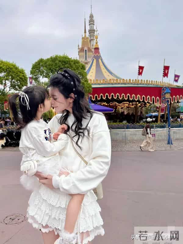奚梦瑶晒与女儿合影,穿母女装去迪士尼给女儿庆生,孩子打扮时尚
