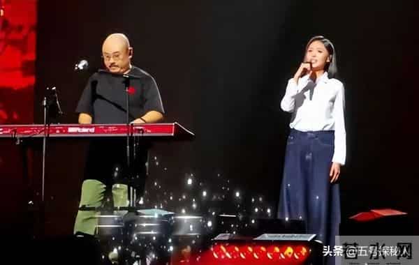 离婚33年后,再看刀郎“和富商私奔”的前妻,她后悔俩字说烂了