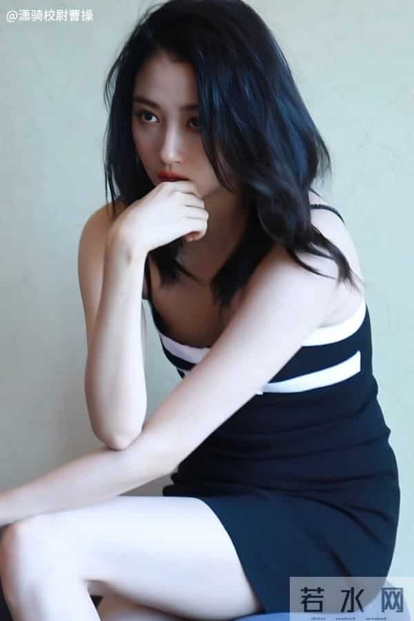 关晓彤越来越有女人味了 床头照秀身材 比基尼火辣