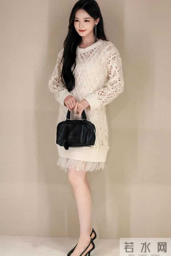 李一桐身穿白色镂空针织套衫搭高跟鞋，瞬间打造“奶棒腿”太美了