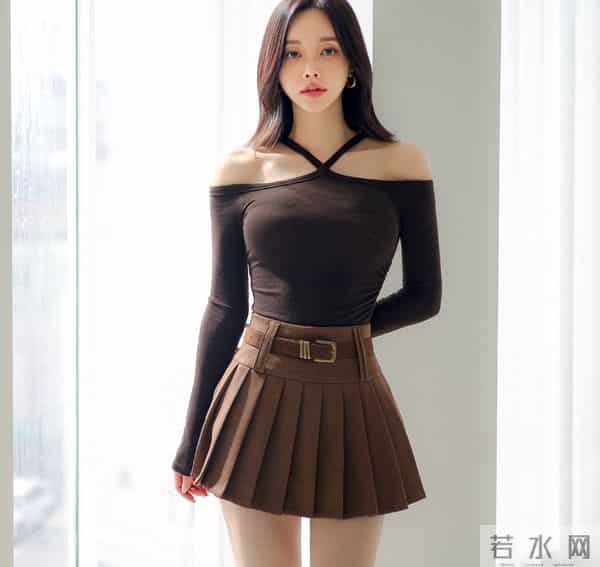 孙允珠棕色吊带短裙套装