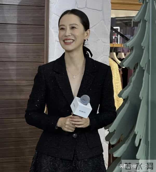 47岁海清烫头出席活动 身姿挺拔 笑容有亲和力 发型老气 没有直发好看