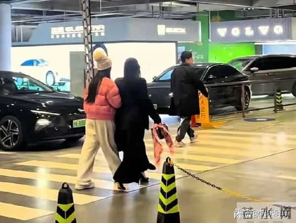 李湘王岳伦一家现身上海虹桥机场，虽然离婚了，还是一家人的感觉