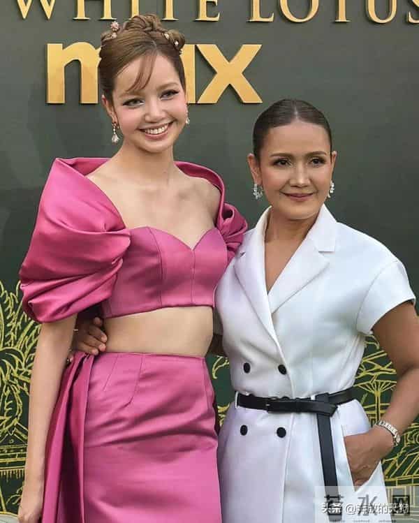 Lisa和妈妈一起出席新剧首映礼,精心打扮却被吐槽像泰剧里的女佣