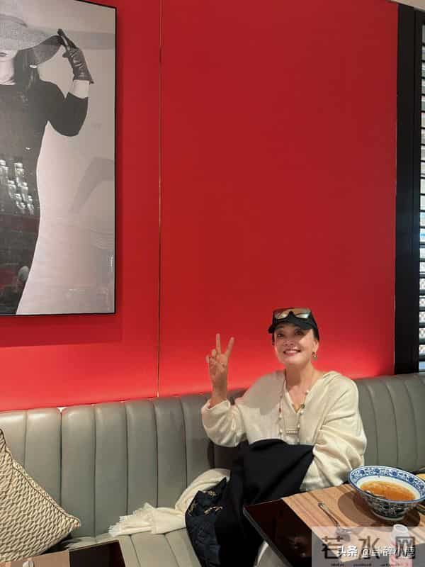 张兰成都酒店吃早餐被偶遇,状态超年轻气色好,和网友合影超亲切