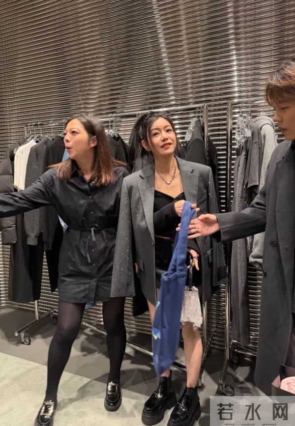 42岁陈妍希亮相活动,亮片西装配超短裤又美又飒,看着像二十出头