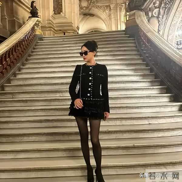 50岁周迅头发花白,瘪嘴模样一脸老态认不出,无儿无女成最大遗憾