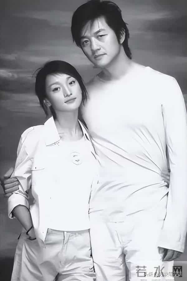 50岁周迅头发花白,瘪嘴模样一脸老态认不出,无儿无女成最大遗憾