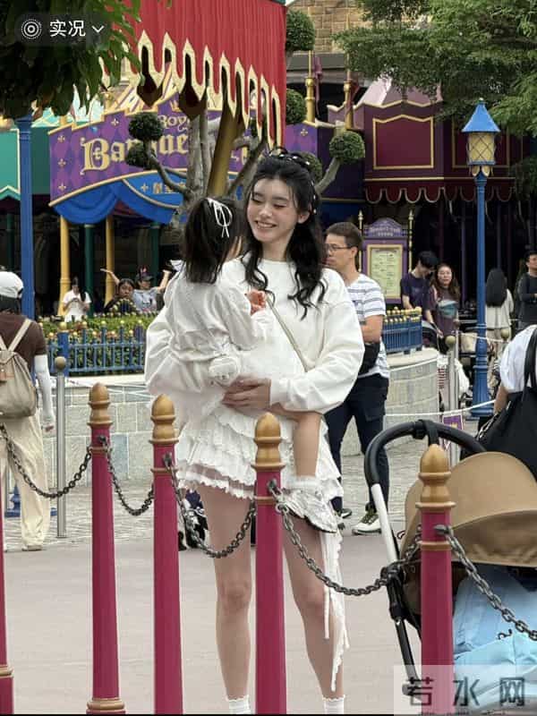 奚梦瑶和女儿现身迪士尼,女儿遗传大长腿基因,网友神评论
