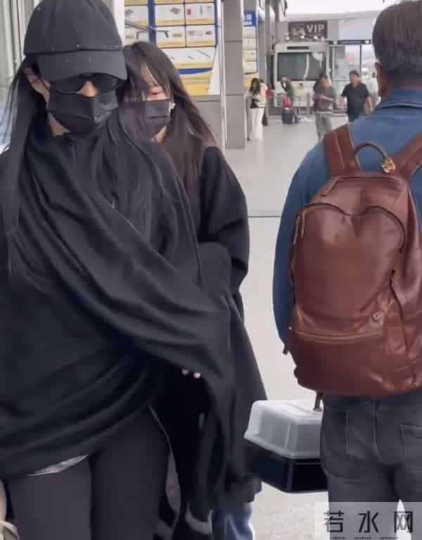 成龙机场主动喊刘亦菲合影,刘亦菲瑜伽裤显腿很细,身材太棒了