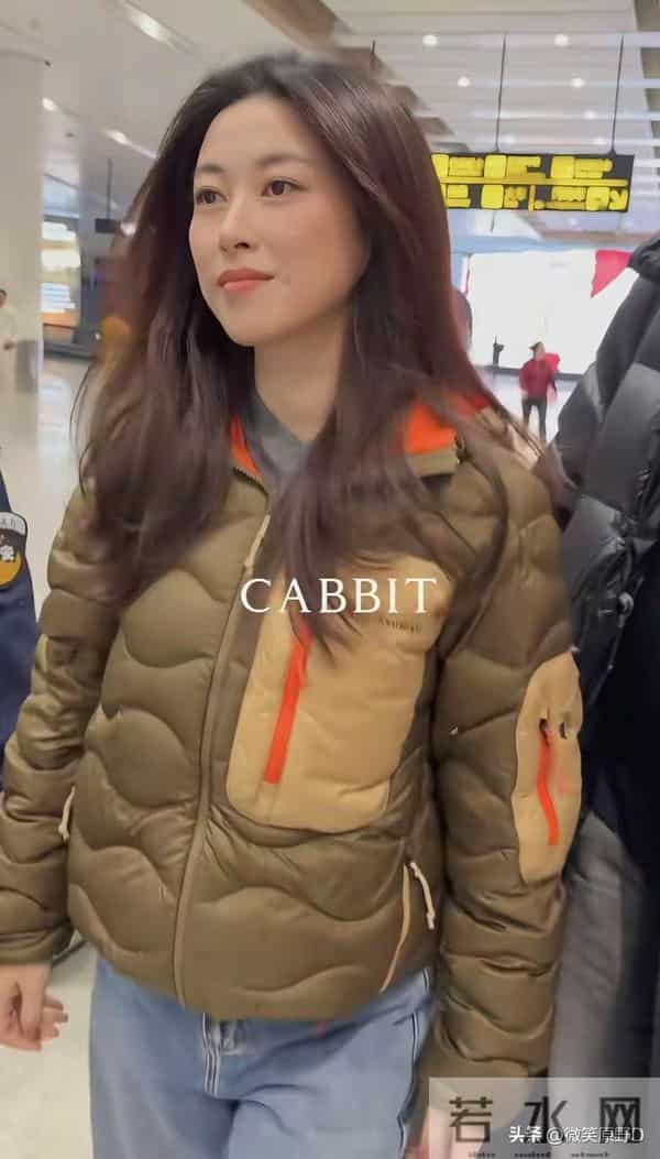 朱珠现身机场被偶遇,吐司羽绒服与牛仔裤的搭配,到底啥模样?