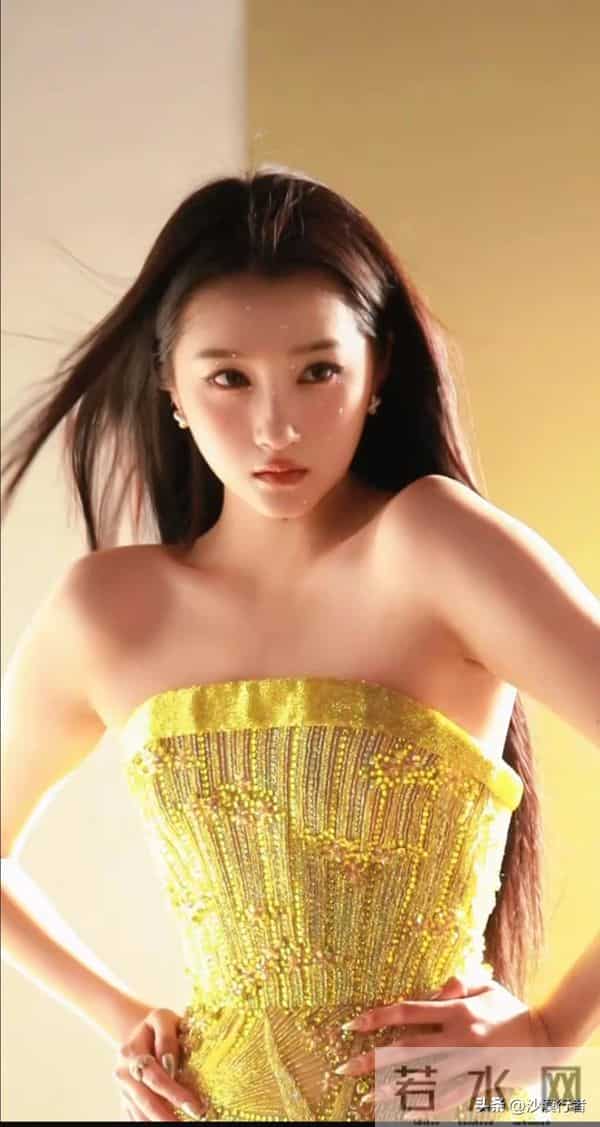 关晓彤最性感的一次蕾丝透视装光脚丫!国民闺女终于长大了