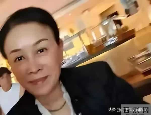 57岁那英现身国外就餐，素颜曝光真实状态，真成五旬老太了