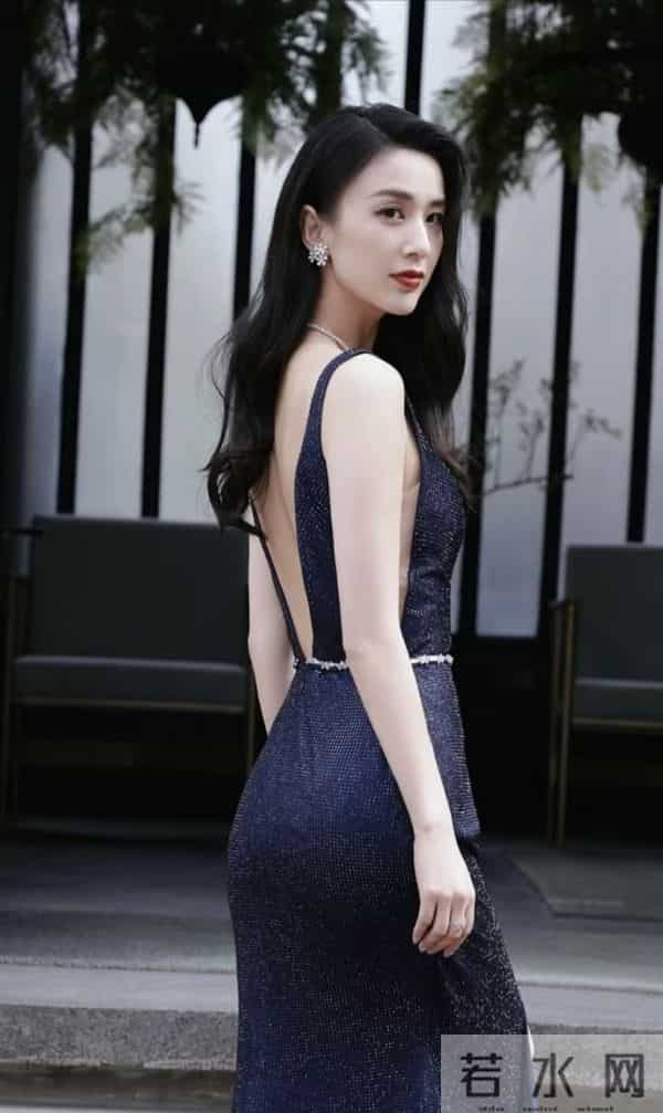 黄圣依穿蓝色星空V领开叉裙,美的高级!