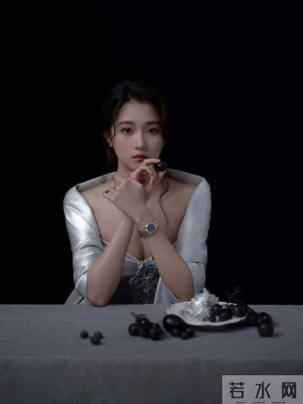 关晓彤的礼服会讲故事!银灰披风抹胸镶钻裙,灵动得像偷了仙女裙