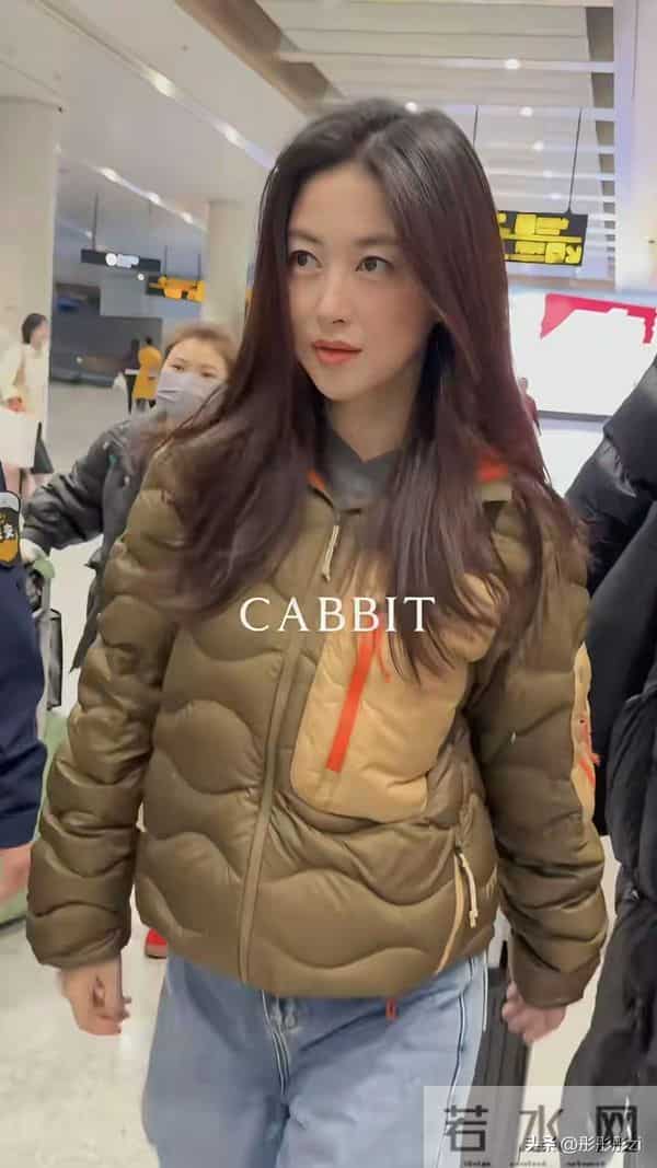 朱珠机场被偶遇太吸睛!吐司羽绒服配牛仔裤,人美穿搭随性也惊艳
