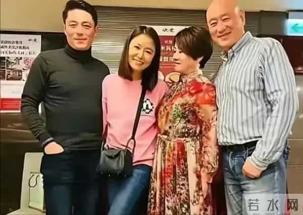 林心如父母办金婚酒宴，林心如粘爸爸，父女似同龄人，霍建华也在