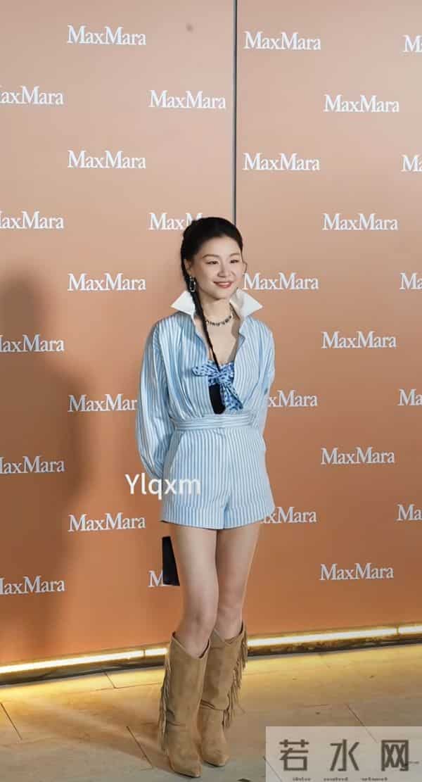 搞笑女金靖没想到原来身材竟这么好，腰细腿长上围丰满皮肤巨白皙