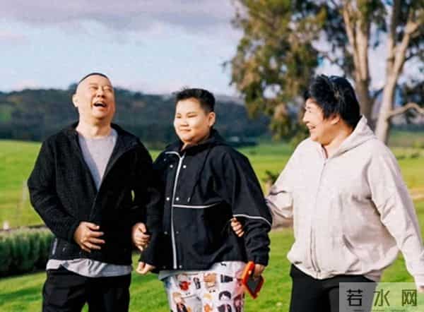 郭德纲带妻儿澳洲度假，大庄园挽手合照，郭汾阳扎耳洞手机不离手