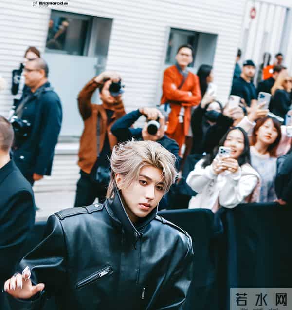 蔡徐坤被曝大瓜，直播间状态尴尬，粉丝直呼心疼！