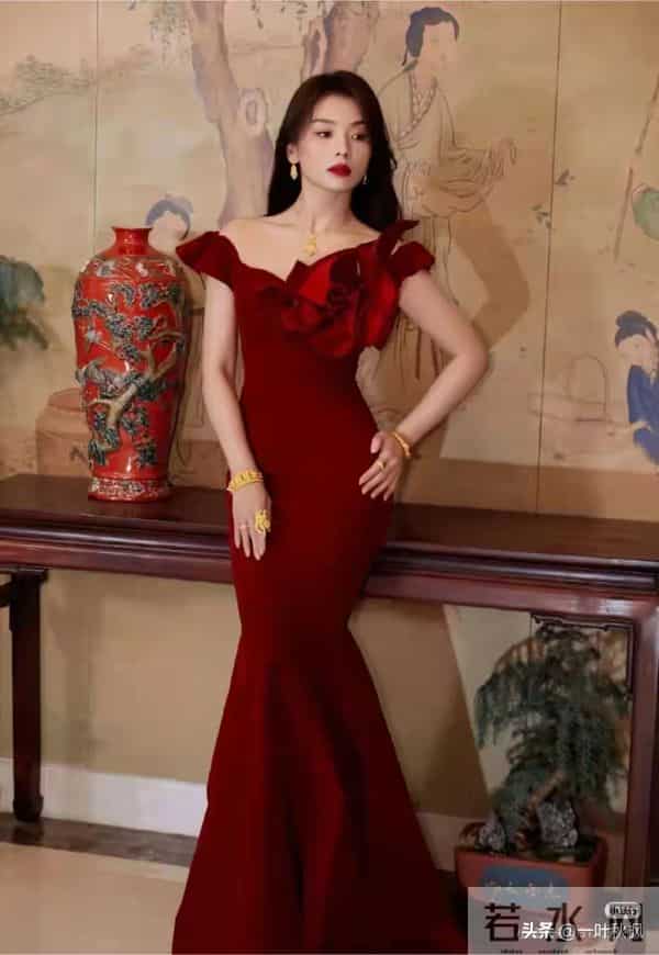 哇塞!刘涛这肥臀,算是圈内第一了吧,麻花辫配包臀裙太显年轻了