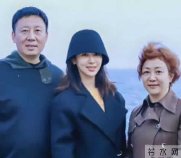 32岁杨紫陪父母和家人相聚,杨紫父亲低调随和,杨紫母亲状态年轻