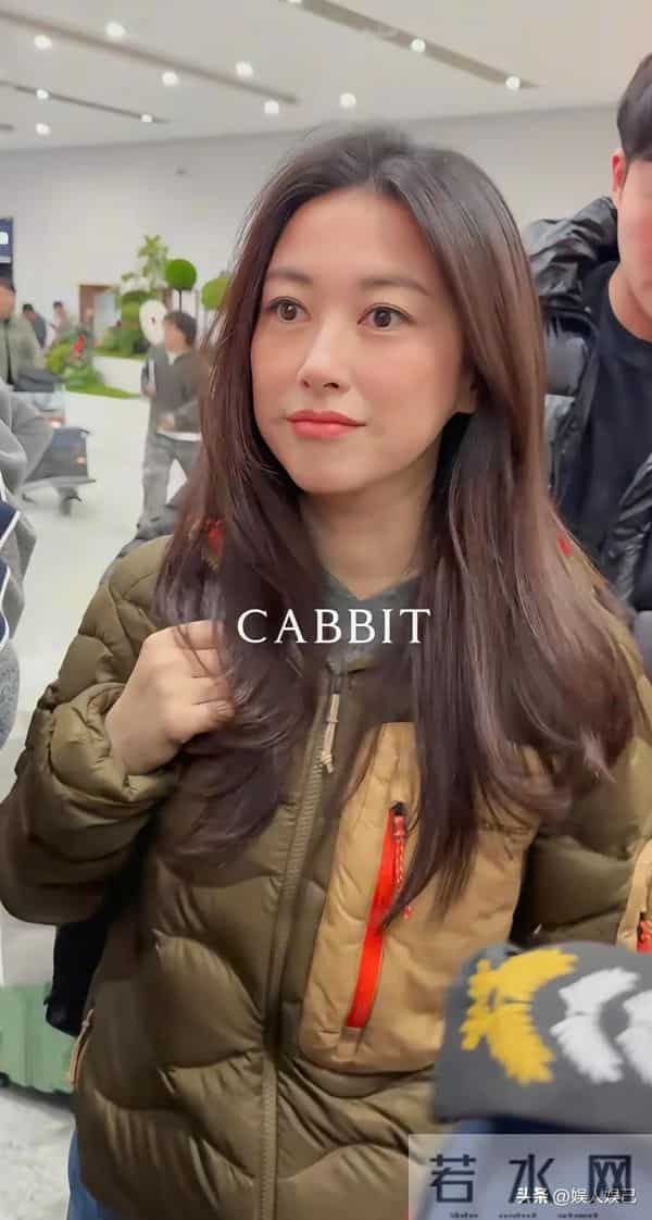 朱珠机场被偶遇,吐司羽绒服配牛仔裤,人美气质佳,穿啥都超养眼