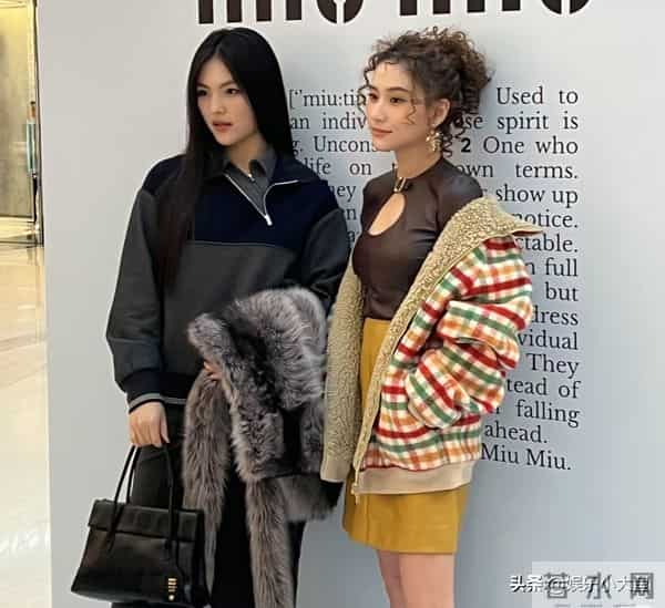 何超莲参加上海miumiu活动,穿格子外套配超短裙,羊毛卷发型好美