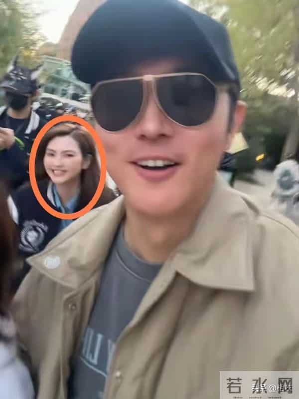 张丹峰一家四口游玩,洪欣藏张丹峰背后甜笑!儿女齐出镜好幸福