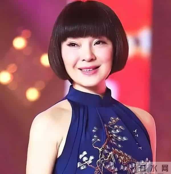 婚内出轨整容医生,偷前夫12亿财产,靠一首歌爆火的陈红今如何?