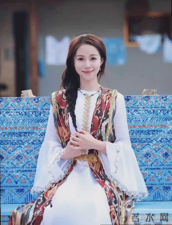 42岁江一燕离婚后归隐绍兴故乡,素面憔悴,母亲暖心陪伴左右!