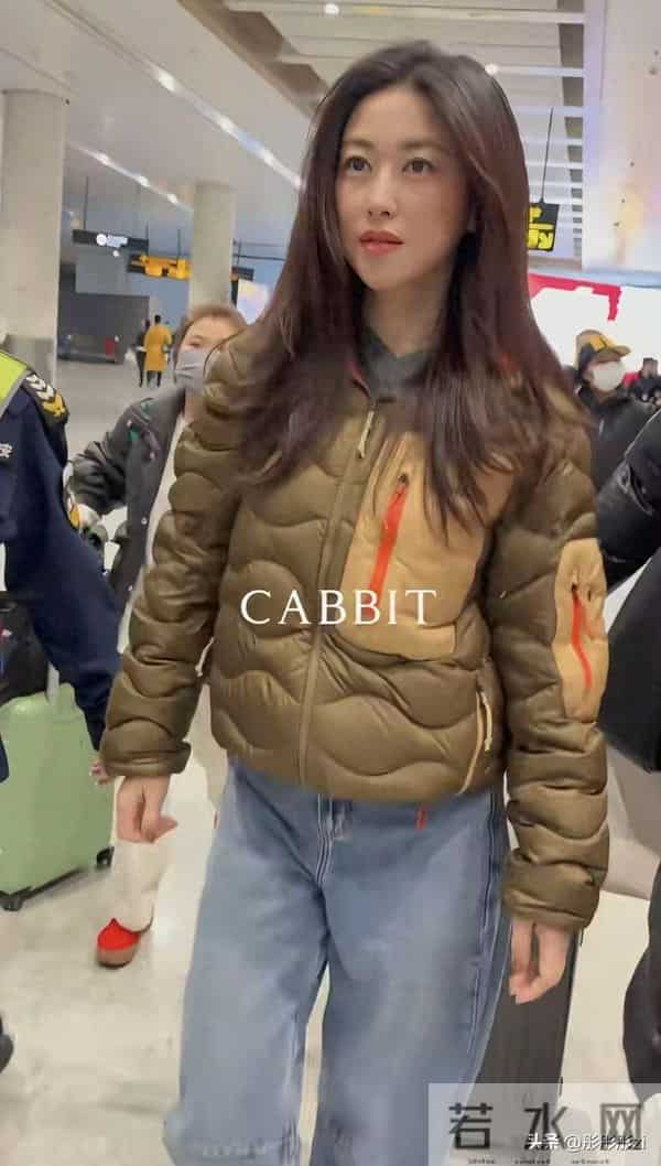 朱珠机场被偶遇太吸睛!吐司羽绒服配牛仔裤,人美穿搭随性也惊艳