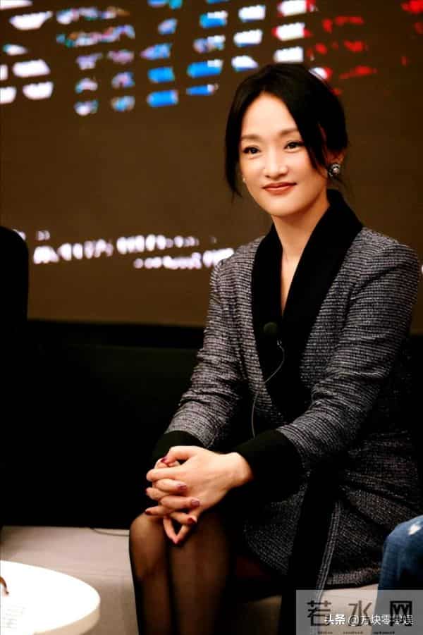 50岁周迅头发花白,瘪嘴模样一脸老态认不出,无儿无女成最大遗憾