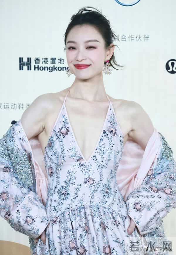 演员倪妮生图状态,大骨架,排骨胸挂不住肉,瘦的吊带裙撑不起来