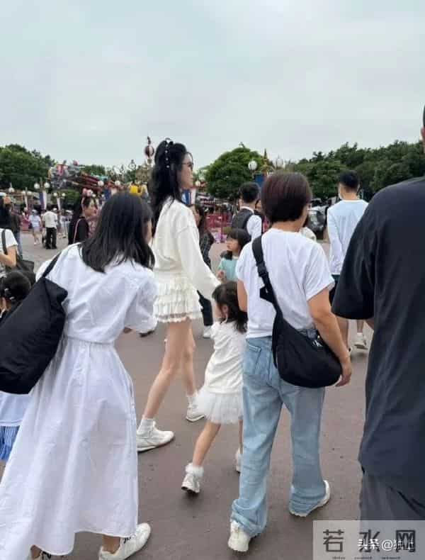 迪士尼偶遇何猷君一家,4岁女儿背1.7万挎包,奚梦瑶本人美到失语