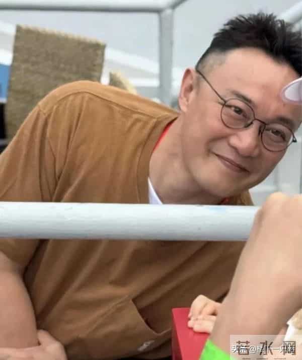 陈奕迅剪掉多年卷发 新发型被吐槽显秃 侧面不均匀和谢霆锋撞型了