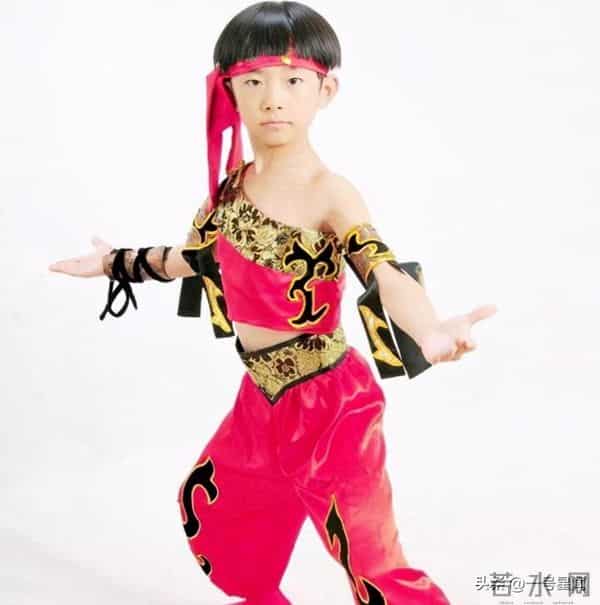 钱赚够了不装了?被曝"丑闻"的易烊千玺,揭开了内娱"恶俗"的一面