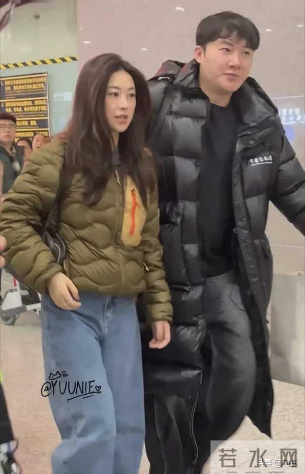 朱珠机场被偶遇,吐司羽绒服配牛仔裤,简约穿搭难掩好气质