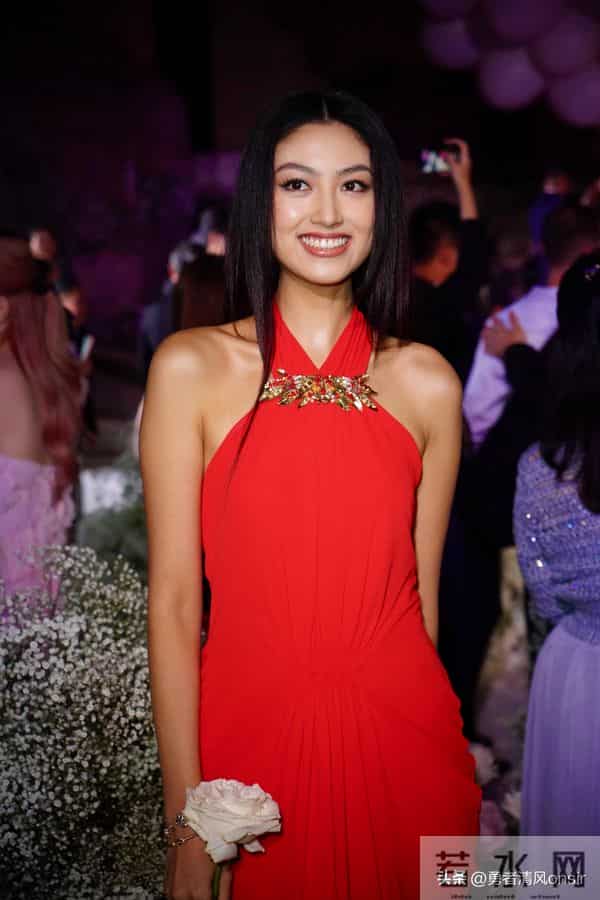 任达华一家意大利参加婚礼,20岁任晴佳身材高挑,又瘦又美如超模