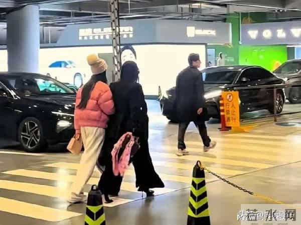 李湘王岳伦一家现身上海虹桥机场，虽然离婚了，还是一家人的感觉