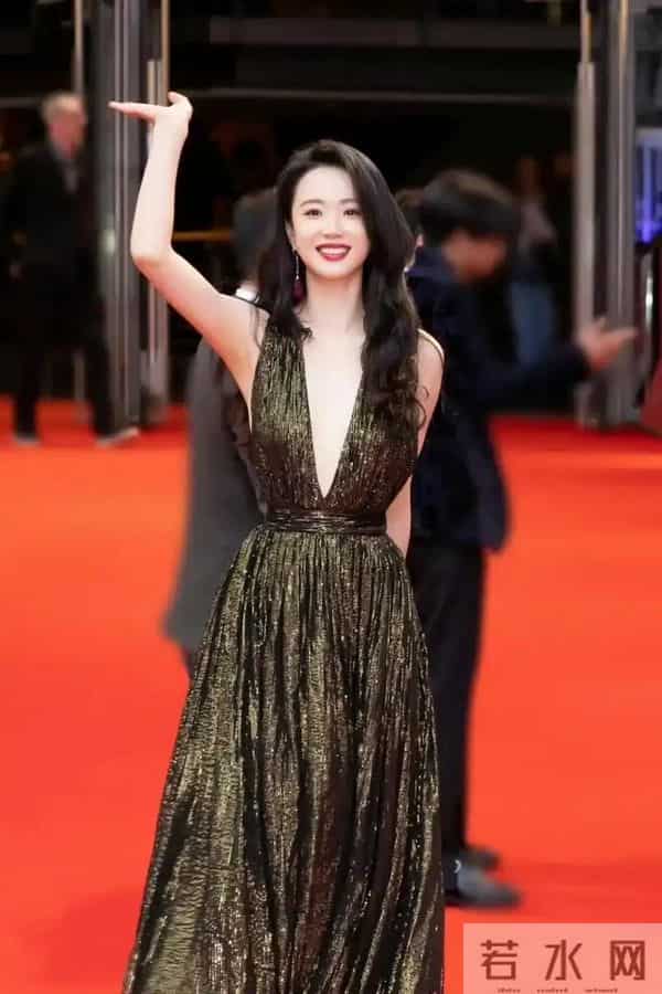 32岁李梦红毯造型屡破尺度,为何从不穿内衣真空秀背深V博出位吗