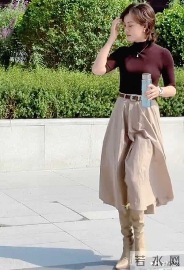 43岁孙俪上班被偶遇,她的身材真好,手里拿着保温杯,好会养生啊