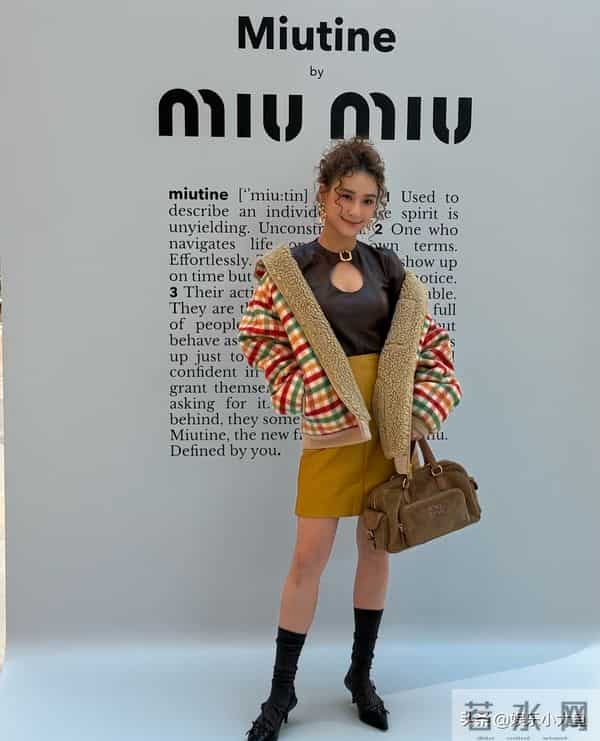 何超莲参加上海miumiu活动,穿格子外套配超短裙,羊毛卷发型好美