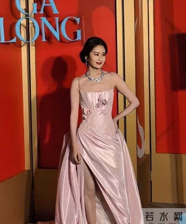 江苏珠宝晚宴,刘嘉玲真空上阵,徐璐瘦成皮包骨,颖儿嘴歪成这样