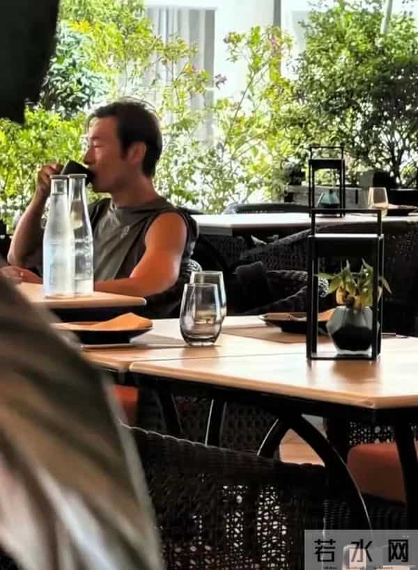 许志安 张卫健在香港浅水湾喝下午茶,他侧脸显老,张卫健光头显眼