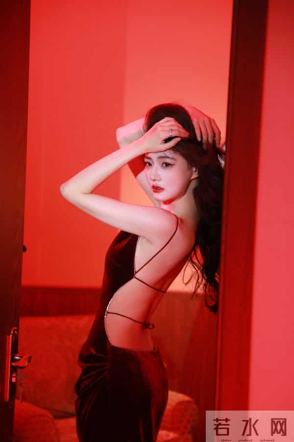 真看不出来 徐璐挺放的开的 蹦迪嗨玩 肚兜美背撩人