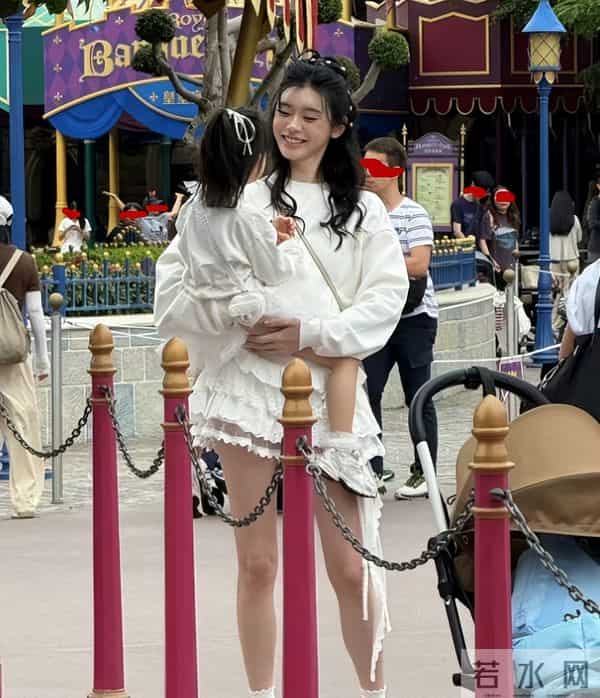 奚梦瑶为混血女儿庆生,4岁Romee遗传妈妈超模腿,身高好优越