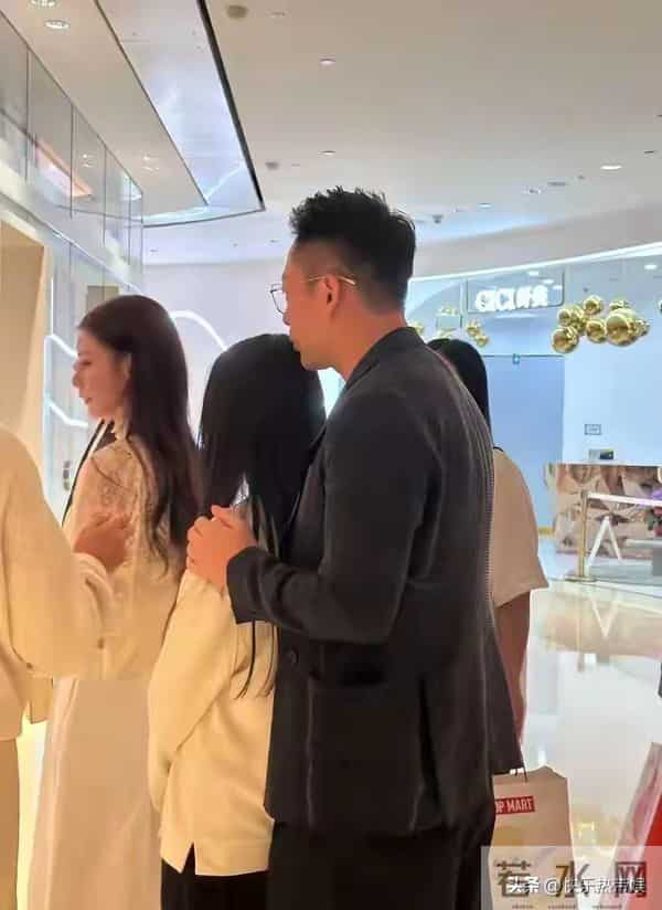 汪小菲儿子正脸曝光,与汪小菲如出一辙,张兰与孙儿同游乐开花