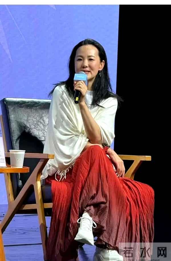 55岁咏梅首谈更年期,她素颜上台、直面皱纹,老了却依然优雅美丽