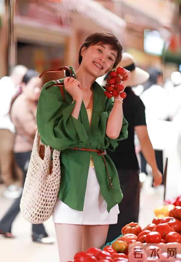 同样50多岁,看完吴越的打扮顿悟:穿衣优雅减龄活着像“小仙女”